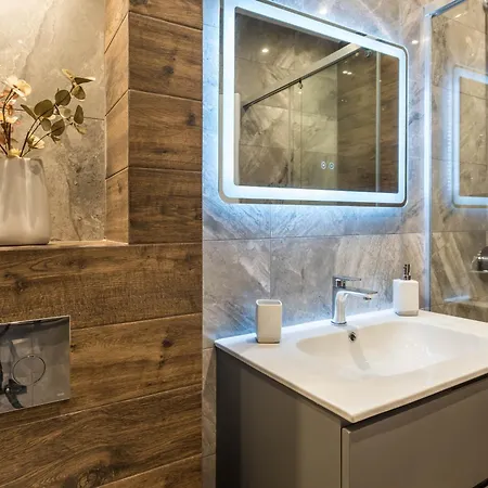 Center Luxury וארנה